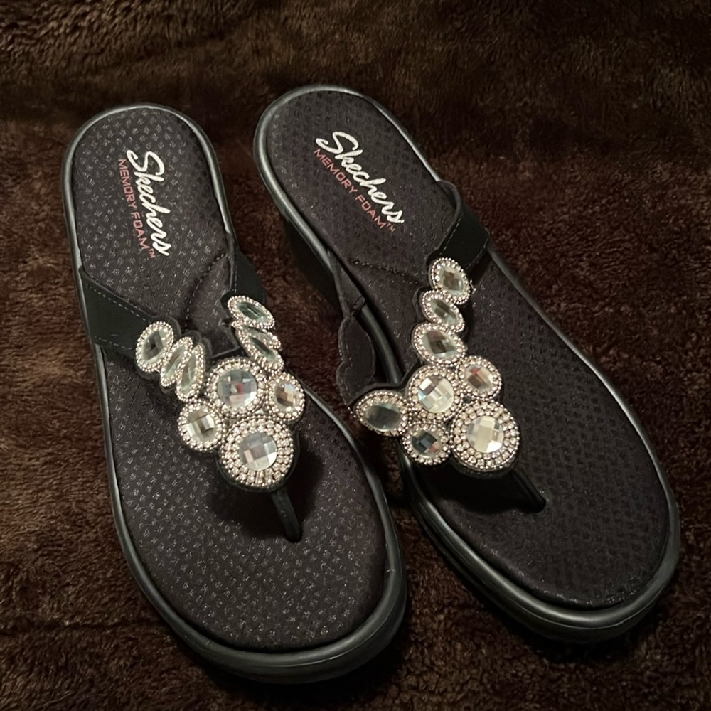 💚💚PRICE DROP💚💚NWOT - Sketchers Memory Foam 🖤Black Big Rhinestone Thongs 🖤